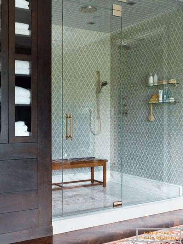 Una bella porta a vetri per una doccia in una nicchia con una staccionata