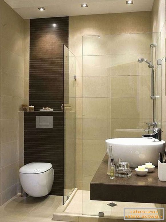 Recinzioni di vetro e porte della doccia sulle foto dei bagni