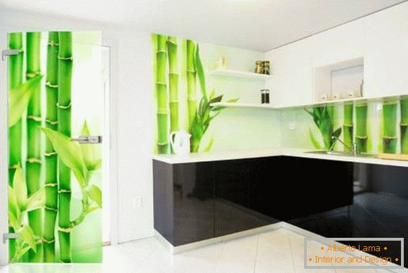 Grembiule di vetro per la cucina con una foto di bambù