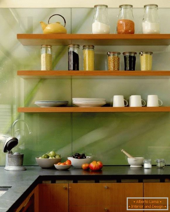 Foto di cucina con grembiule di vetro trasparente
