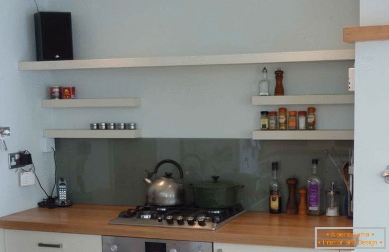 -Cucina-mobili-lungo bianco-lucido-rovere-wall-mount-shelf-in-piccola-cucina-combinato con-bianco-cucina-cabinet-con-marrone-legno-appoggio-a parete-cucina- scaffali