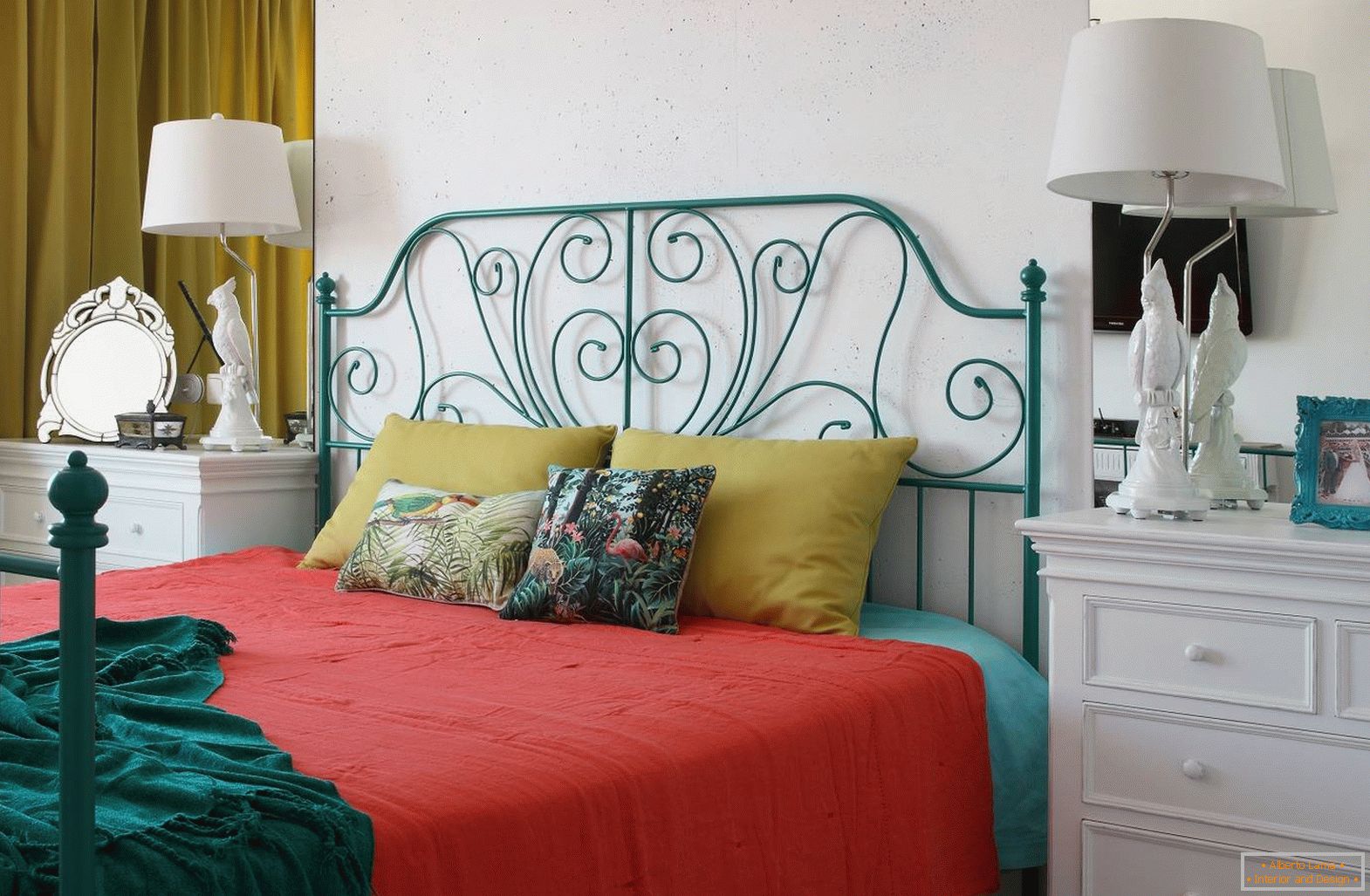 La camera da letto с кроватью в стиле 60-х