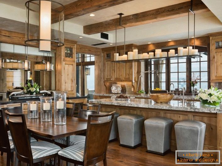 Un'atmosfera romantica regna in cucina. La pratica suddivisione in zone della cucina nella zona pranzo e nello spazio di lavoro rende lo spazio pratico e funzionale.