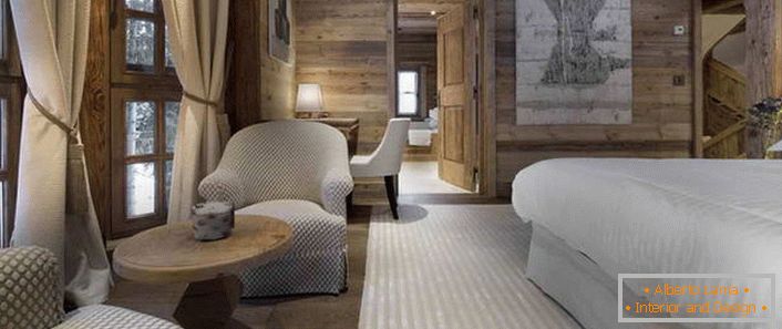 Nella camera da letto nello stile dello chalet alpino c'è un letto che assomiglia ad un arioso letto di piume.