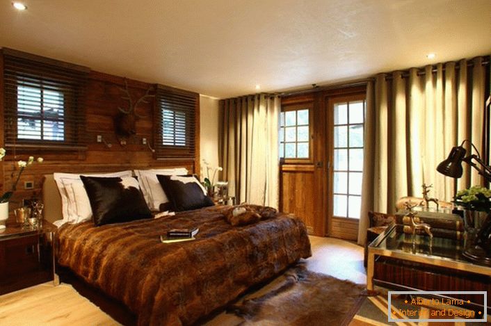 In misura maggiore, un legno nobile marrone scuro è stato utilizzato per decorare la camera da letto.