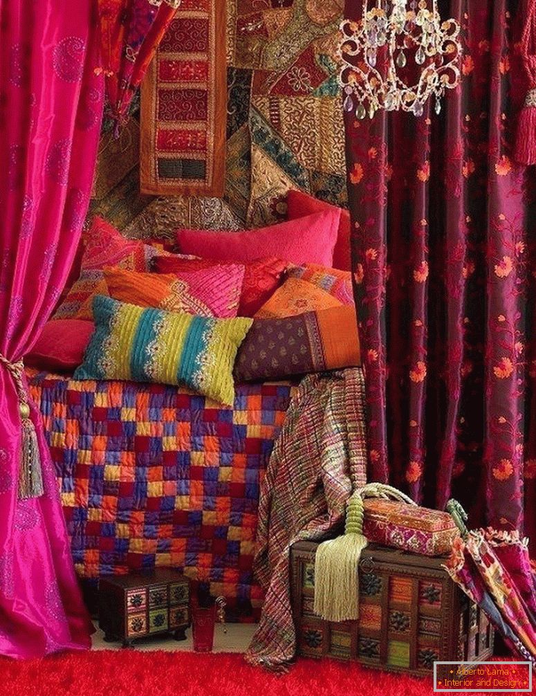 Cuscini multicolori sul letto