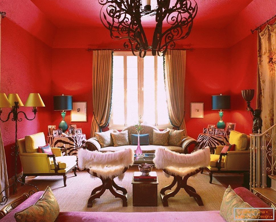 Lampade con paralumi multicolori sullo sfondo di pareti rosse