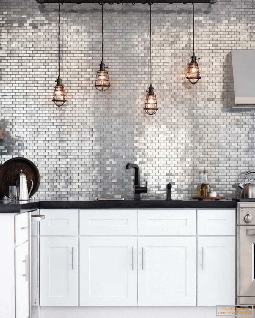 Cucina in stile grunge con un grembiule color argento e luci retro sopra l'area di lavoro