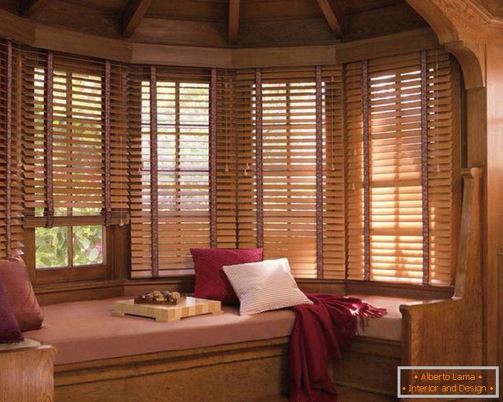 Le persiane in legno alle finestre creano un'atmosfera di calore rurale e intimità.