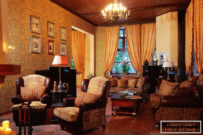Le tonalità calde beige chiaro sembrano sempre bene negli interni nello stile del paese. Con il loro aiuto, ogni stanza può essere resa accogliente e confortevole.
