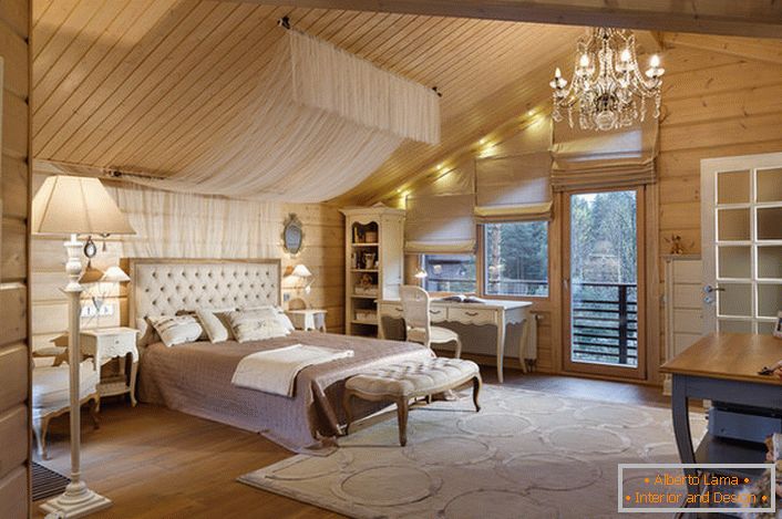 Camera da letto in una casa ad un piano in stile country.
