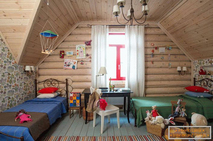 Camera da letto per bambini in stile country al piano attico. Un soffitto in legno e una parete con una grande finestra completano perfettamente lo stile country.