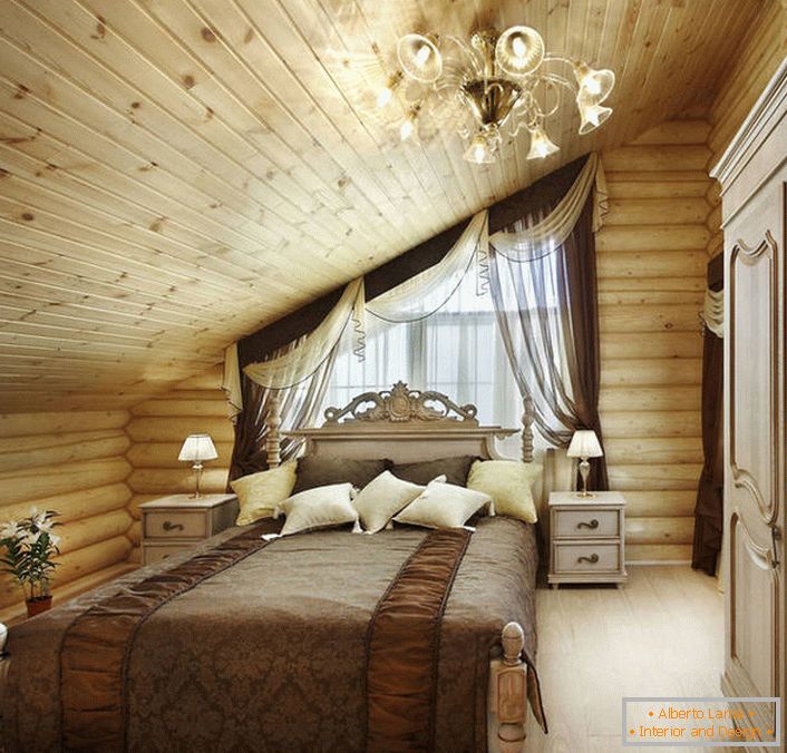 Una soluzione insolita per una camera da letto in stile country. Su un letto regalmente morbido, creato su motivi di un barocco, guarda squisitamente il concetto rurale generale di un interno.