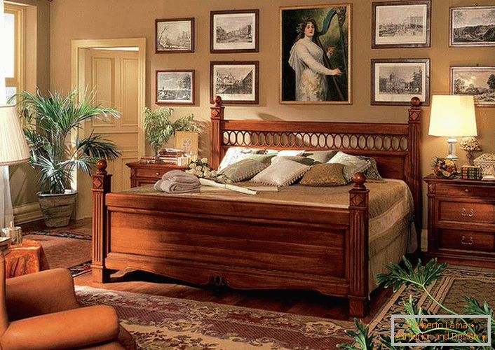 Correttamente abbinati, mobili massicci in legno per una camera da letto in stile barocco.