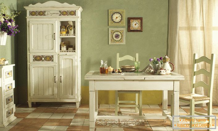 Un'accogliente cucina in stile country è realizzata in una luce bianca e delicata. Perfetta combinazione di colori per lo stile rustico.