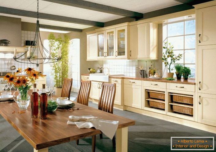 Cucina in stile country nella grande casa di una famiglia italiana benestante. Per lo stile country, un set da cucina in legno nei toni del beige chiaro è ben scelto.