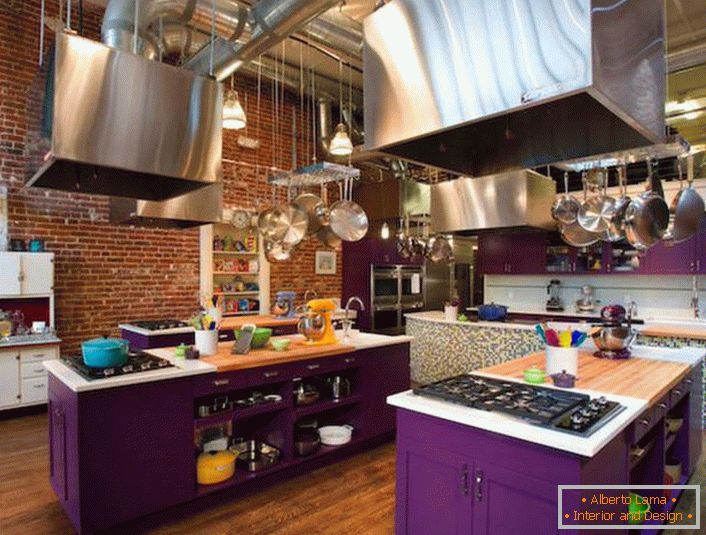 Il set da cucina è viola brillante - una soluzione insolita per lo stile loft.