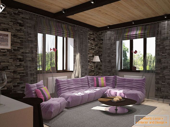 Progetto di design per un accogliente soggiorno in stile loft. La decorazione delle pareti in pietra è armoniosamente combinata con morbidi mobili viola tenue.