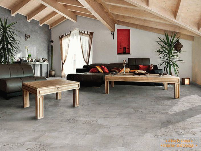 La copertura di pavimenti e pareti imita una finitura ruvida. I soffitti di legno sono combinati in una composizione comune con mobili. Una fortunata variante dello stile loft in salotto.