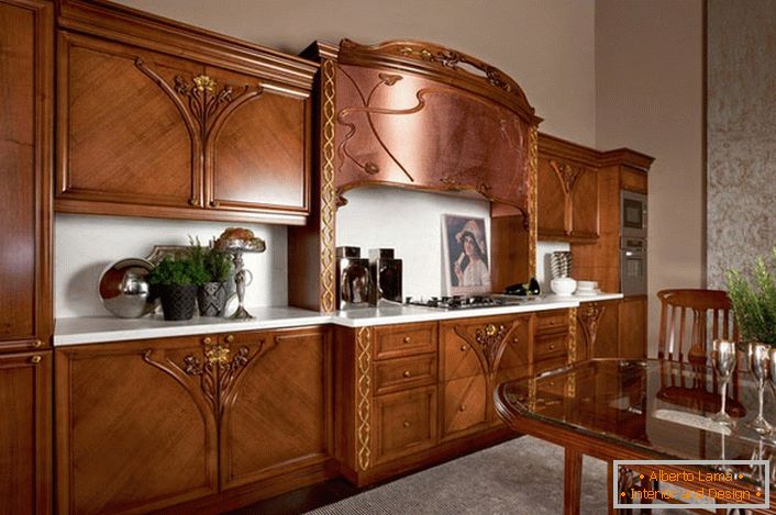 Un magnifico esempio di cucina ambientata in stile Art Nouveau. I mobili in legno naturale rendono l'interno attraente e raffinato.