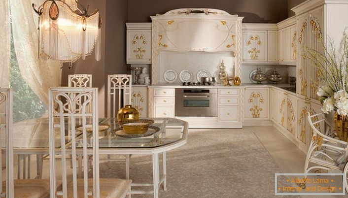 Un dettaglio degno di nota nel design della cucina in stile Art Nouveau era costituito da elementi d'arredo in oro. La luce morbida e ovattata rende la situazione calda per una famiglia.