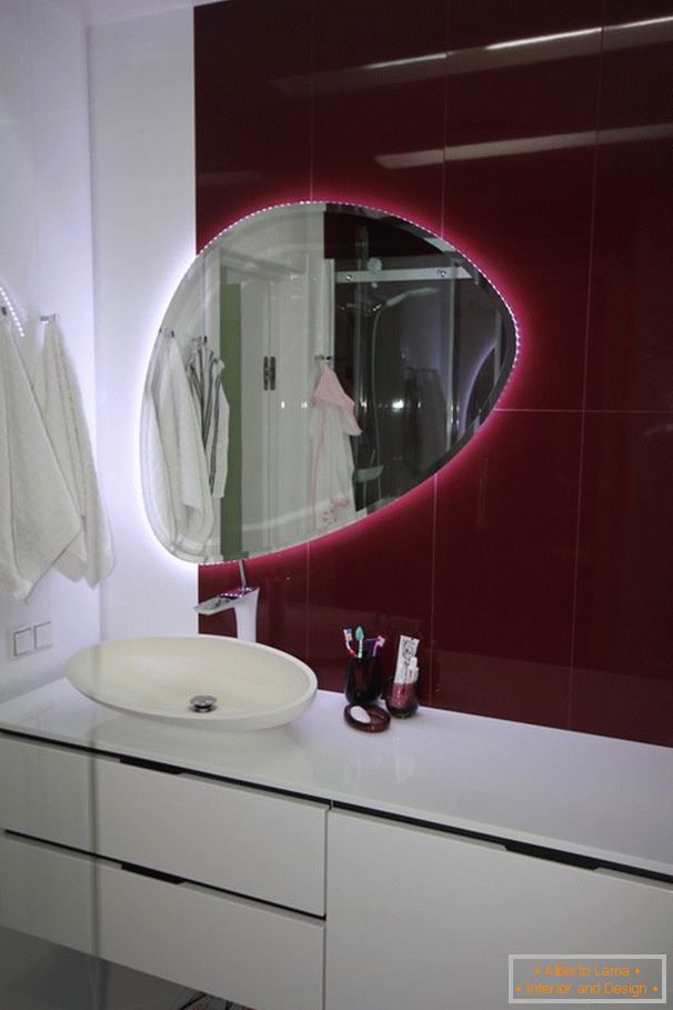 Specchio con illuminazione in bagno