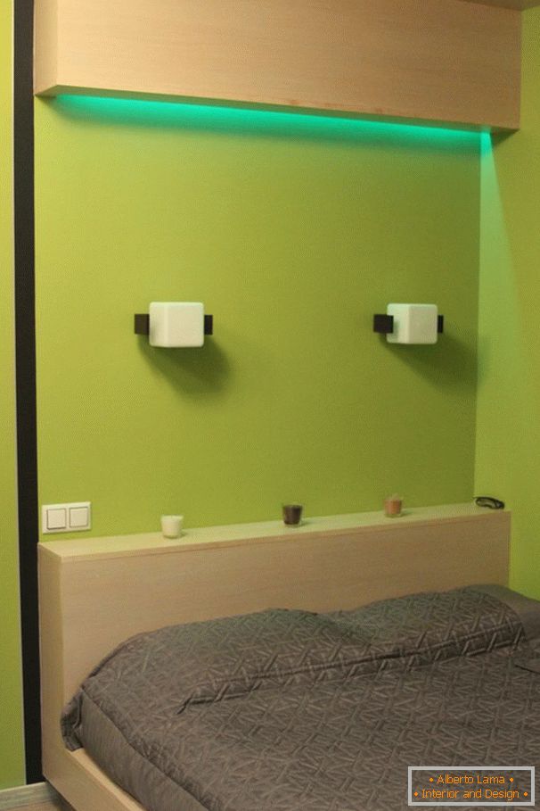 Luce verde sopra il letto nella camera da letto