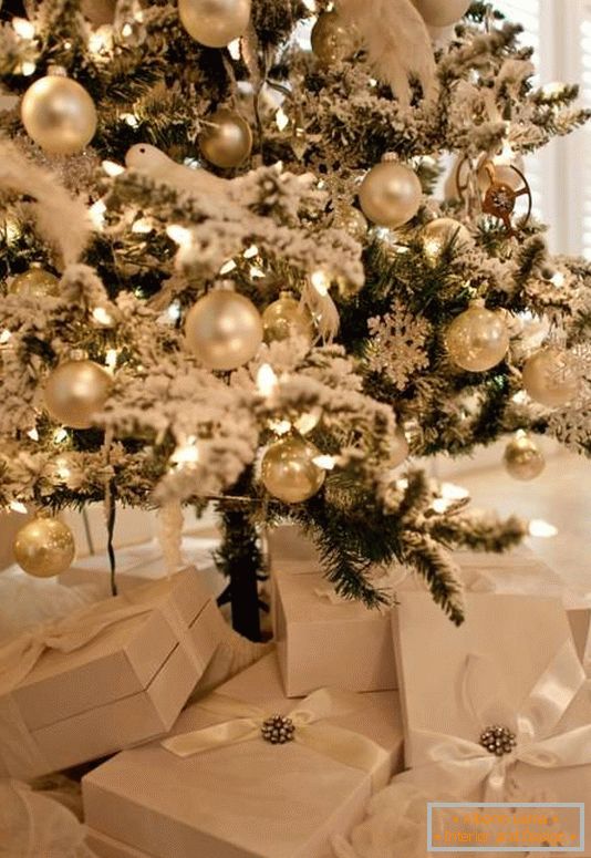 Natale-tree-in-white-ornamenti