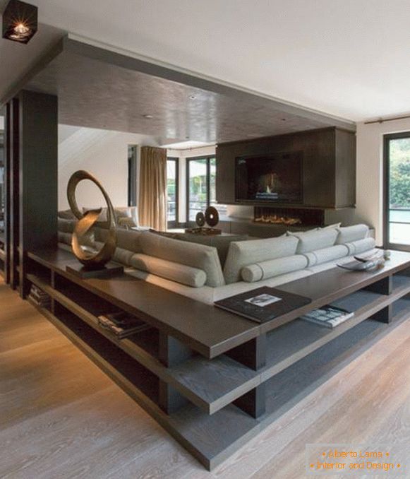 Design elegante di un ampio soggiorno con ripiani