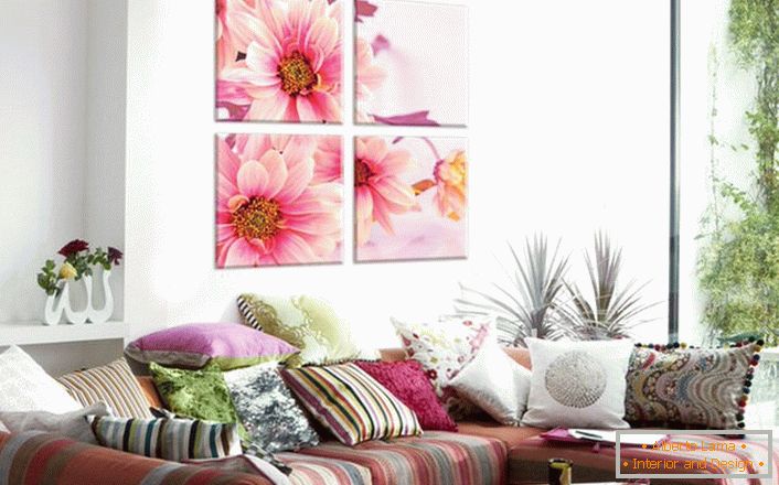 Sempre più spesso i proprietari di abitazioni scelgono per l'interior design della foto con una stampa floreale. I petali delicatamente rosa rendono l'atmosfera nella stanza romantica e facile. 