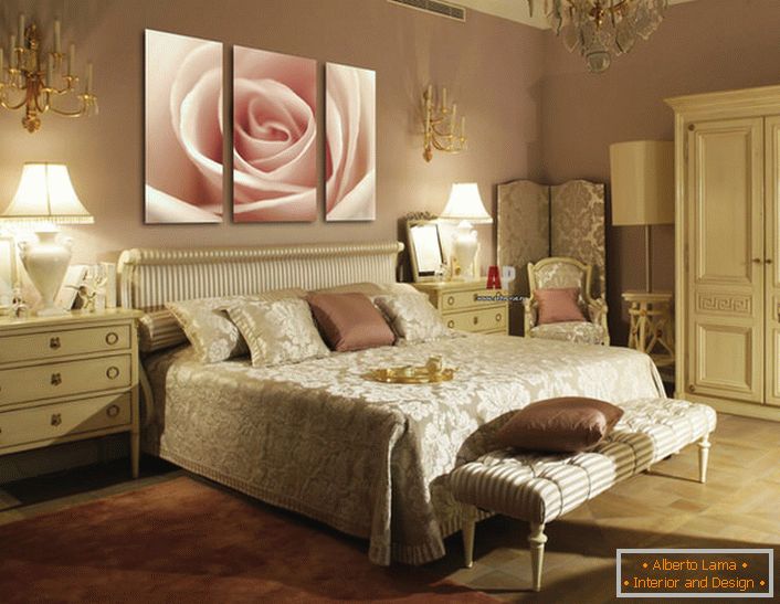 Il bocciolo di una rosa rosa pallido su dipinti modulari integra il lussuoso interno della camera da letto in stile Art Deco.