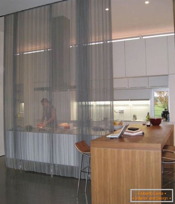 Tende trasparenti all'interno della foto della cucina