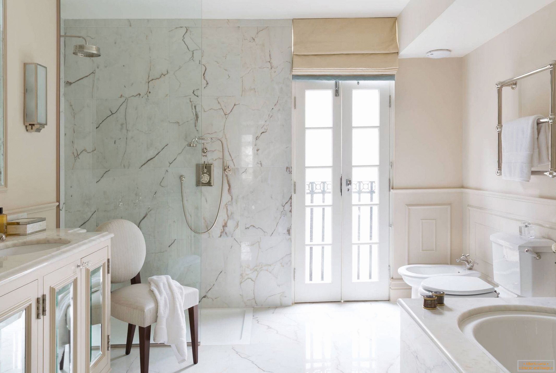 Muro di marmo e pavimento in bagno