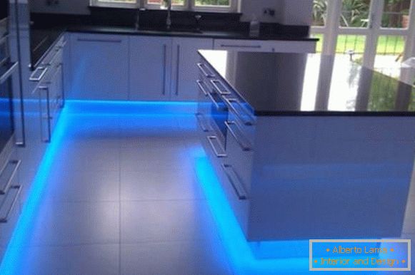 Illuminazione a LED a pavimento in cucina