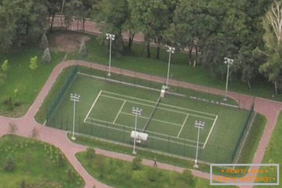Dentro Mezhyhiria. Campo da tennis