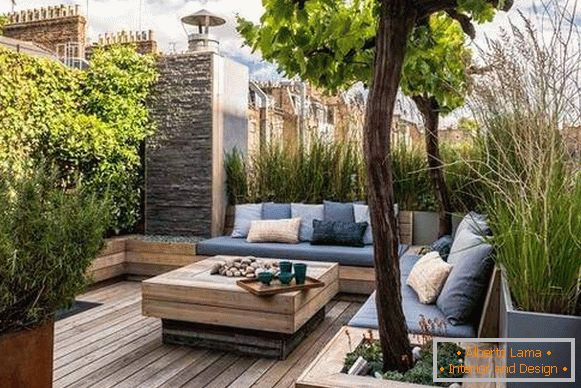 Scherma di una terrazza in legno con piante - foto