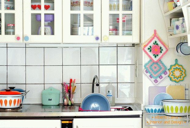 Interiore della cucina in un appartamento femminile