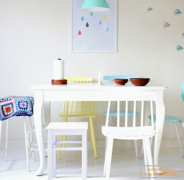 Interno di una sala da pranzo in un appartamento per donne