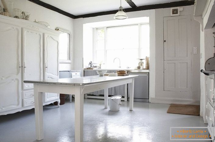 La cucina bianca in stile inglese è il sogno delle casalinghe, che possono definirsi aderenti ai classici.