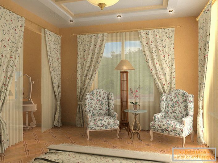 Camera da letto in stile inglese con un tocco inusuale. Per la tappezzeria di mobili, tende e copriletti, è stata scelta una stoffa con un motivo floreale senza pretese.