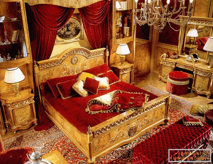 Lussuosa camera da letto in stile barocco in un appartamento di città nell'ovest dell'Italia.