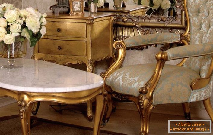 Mobili in legno placcato oro scuro in stile barocco. Un'ottima soluzione per il soggiorno nella casa di una signorina.