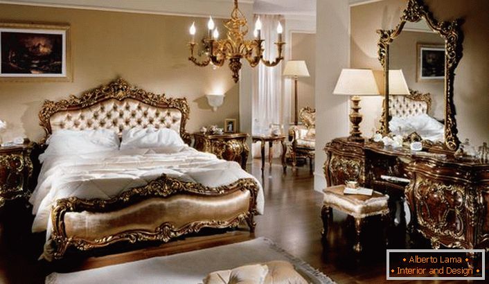 Camera familiare di lusso in stile barocco in una casa di campagna. Una caratteristica chiara caratteristica di ogni pezzo di arredamento nella stanza è la sua leggerezza e solennità.