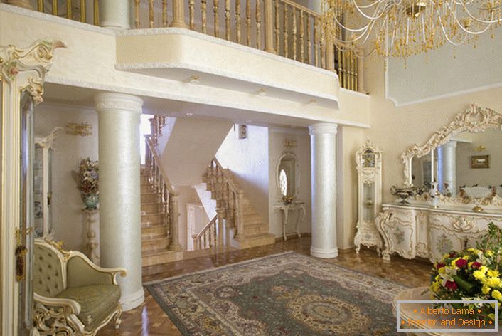 Camera per gli ospiti in stile barocco. L'interno è interessante con colonne e un balcone al secondo piano.