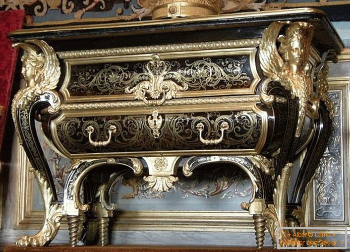 Tavolino raffinato con elementi in oro. Mobili in casa di un francese prosperoso. 