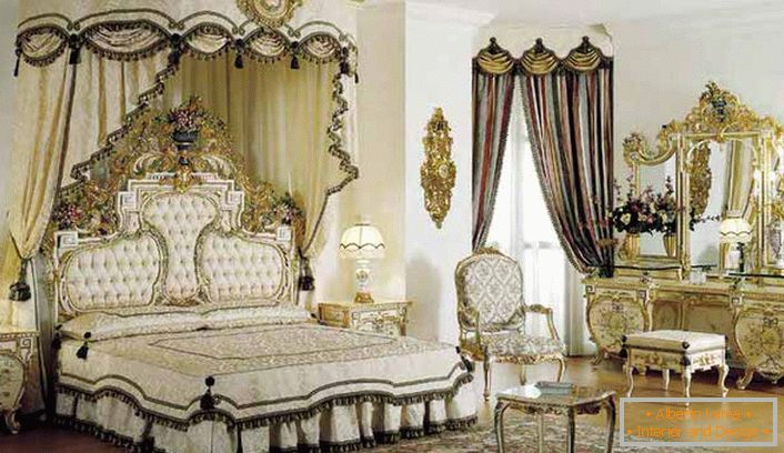 Al centro della composizione c'è un letto a baldacchino. In conformità con lo stile del barocco nella stanza è una massiccia toletta con finitura dorata.