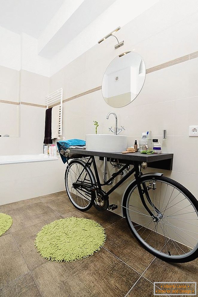 Un lavabo insolito sulla bici in bagno