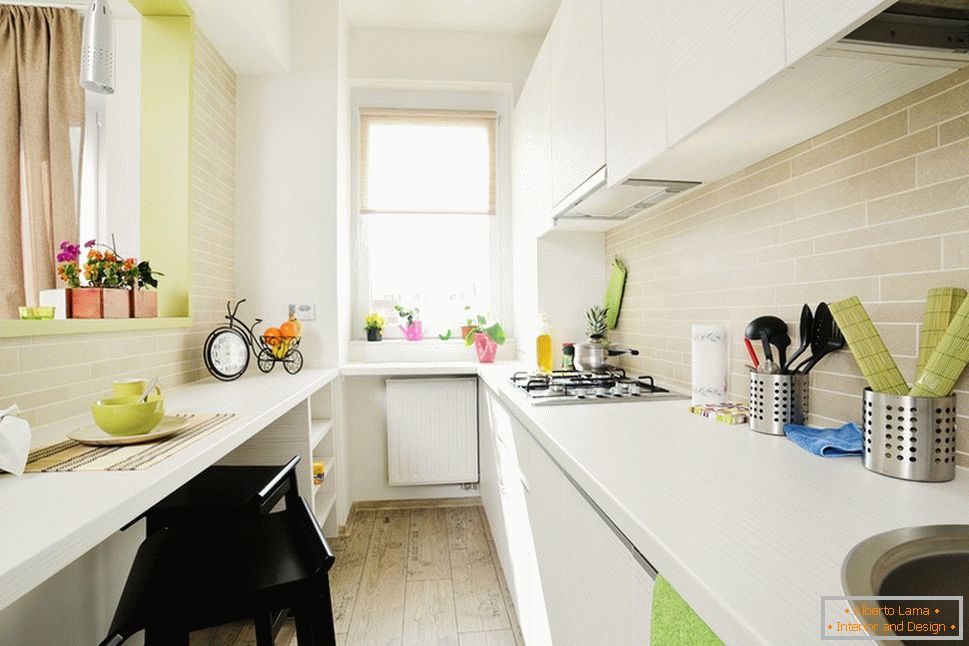 Cucina bianca lunga con accenti verde chiaro