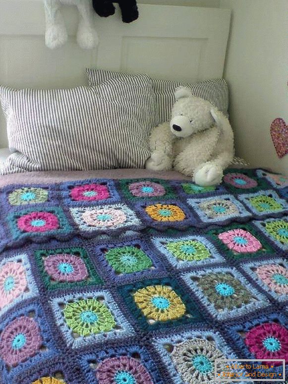 Copriletto lavorato a maglia per un letto in un asilo nido in stile patchwork