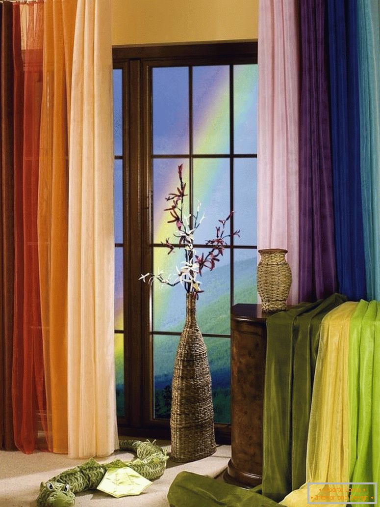 Tende multicolore sulla finestra